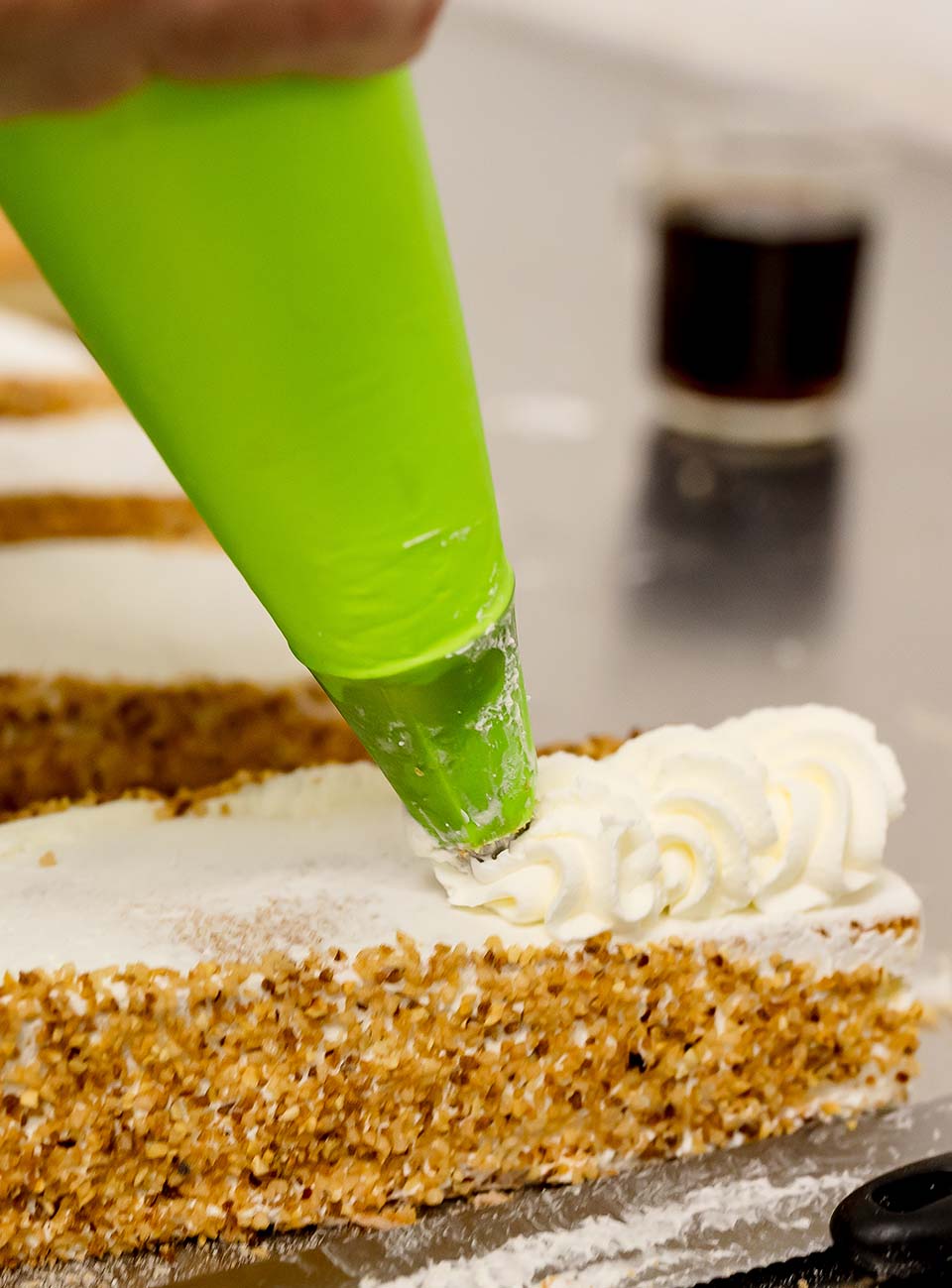 afwerking slagroomsschnitt bakkerij nico de vos